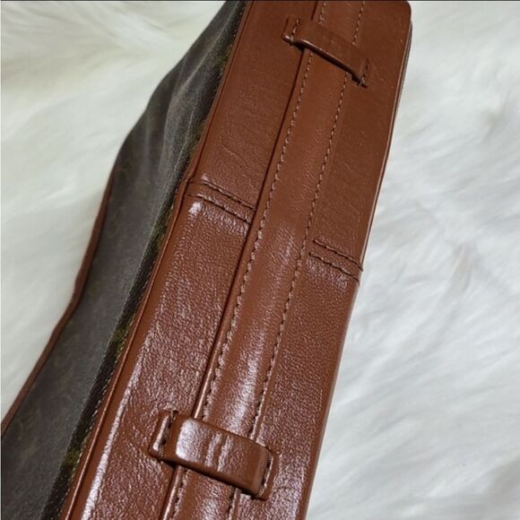 💯 Authentic Louis Vuitton Handbag 🍀 - Picture 4 of 17